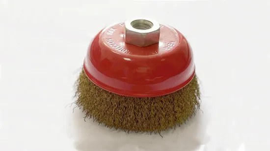 Brosse métallique à coupe torsadée nouée