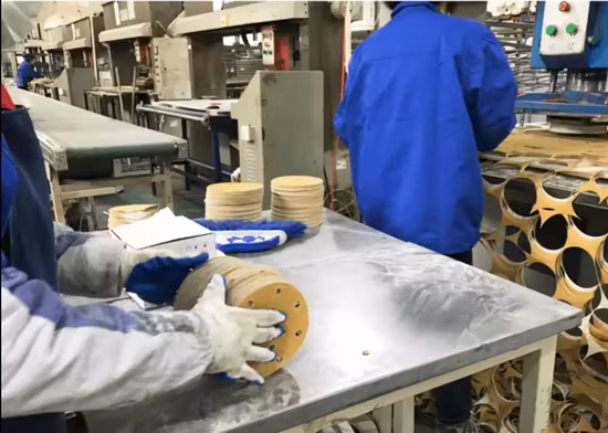 Usine abrasive 4 "4.5" 5 "6" 7 "9" oxyde d'aluminium rouge blanc jaune vert crochet et boucle Velcro disque de ponçage papier de verre disque de ponçage